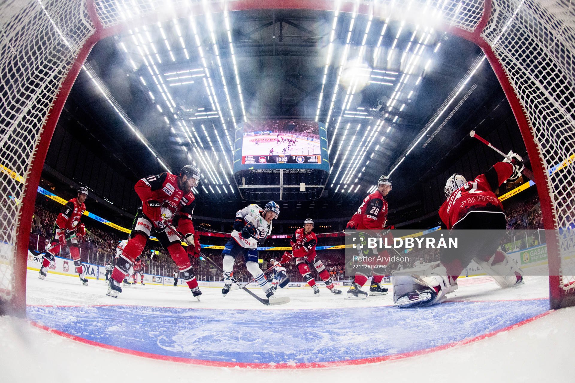 Växjös Hugo Gustafsson skjuter in 1-1 målet bakom Malmö