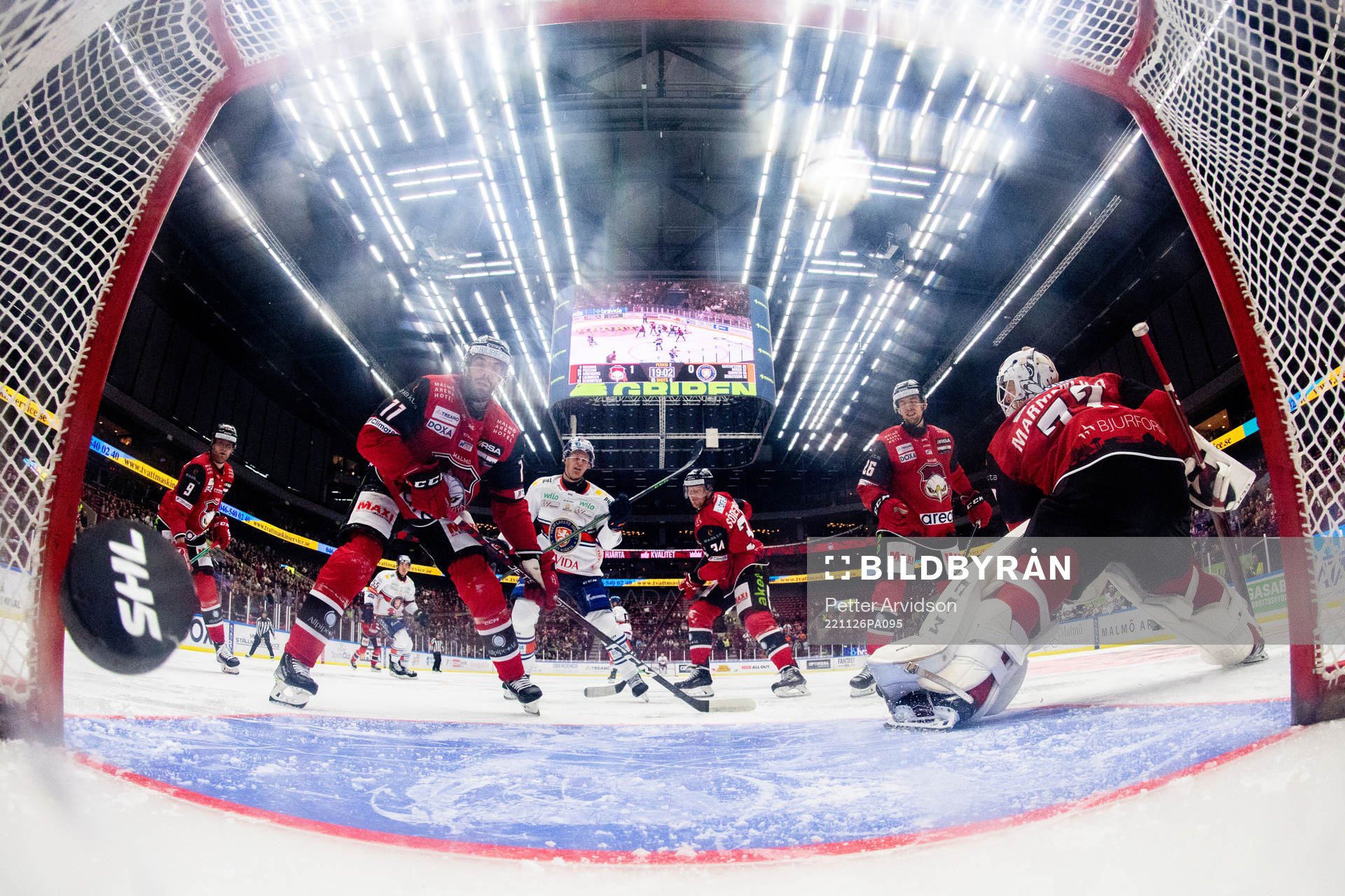 Växjös Hugo Gustafsson skjuter in 1-1 målet bakom Malmö
