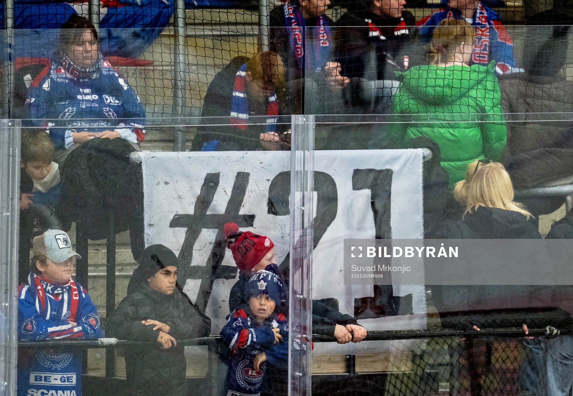 En banderoll med texten #21 som hyllar Börje Salming