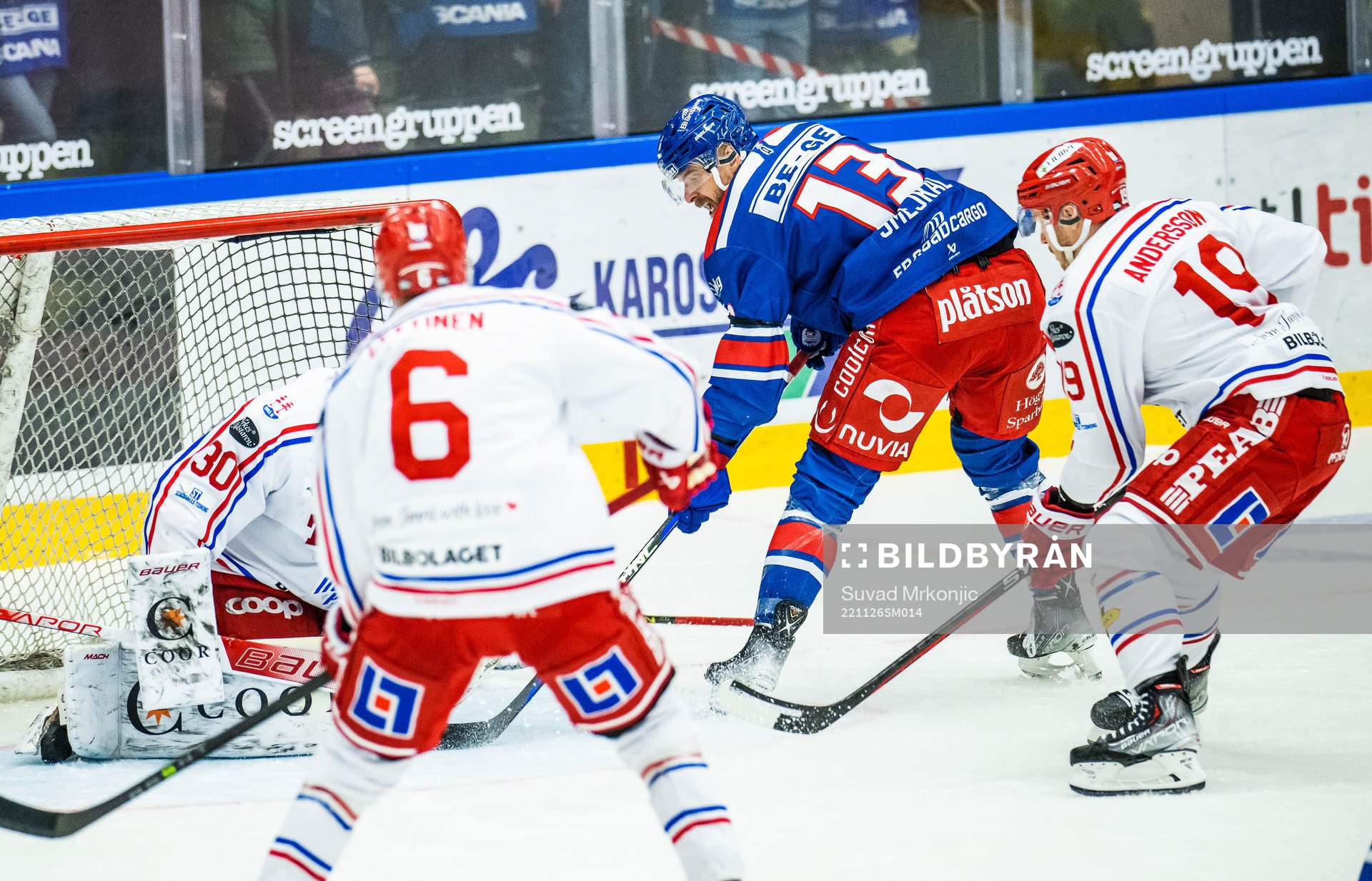 Oskarshamns Jiri Smejkal gör 1-0 bakom Timrås målvakt