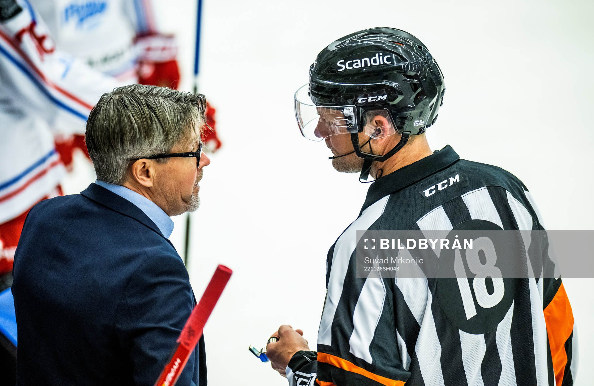 Timrås tränare Anders Karlsson samtalar med Domare Mikael