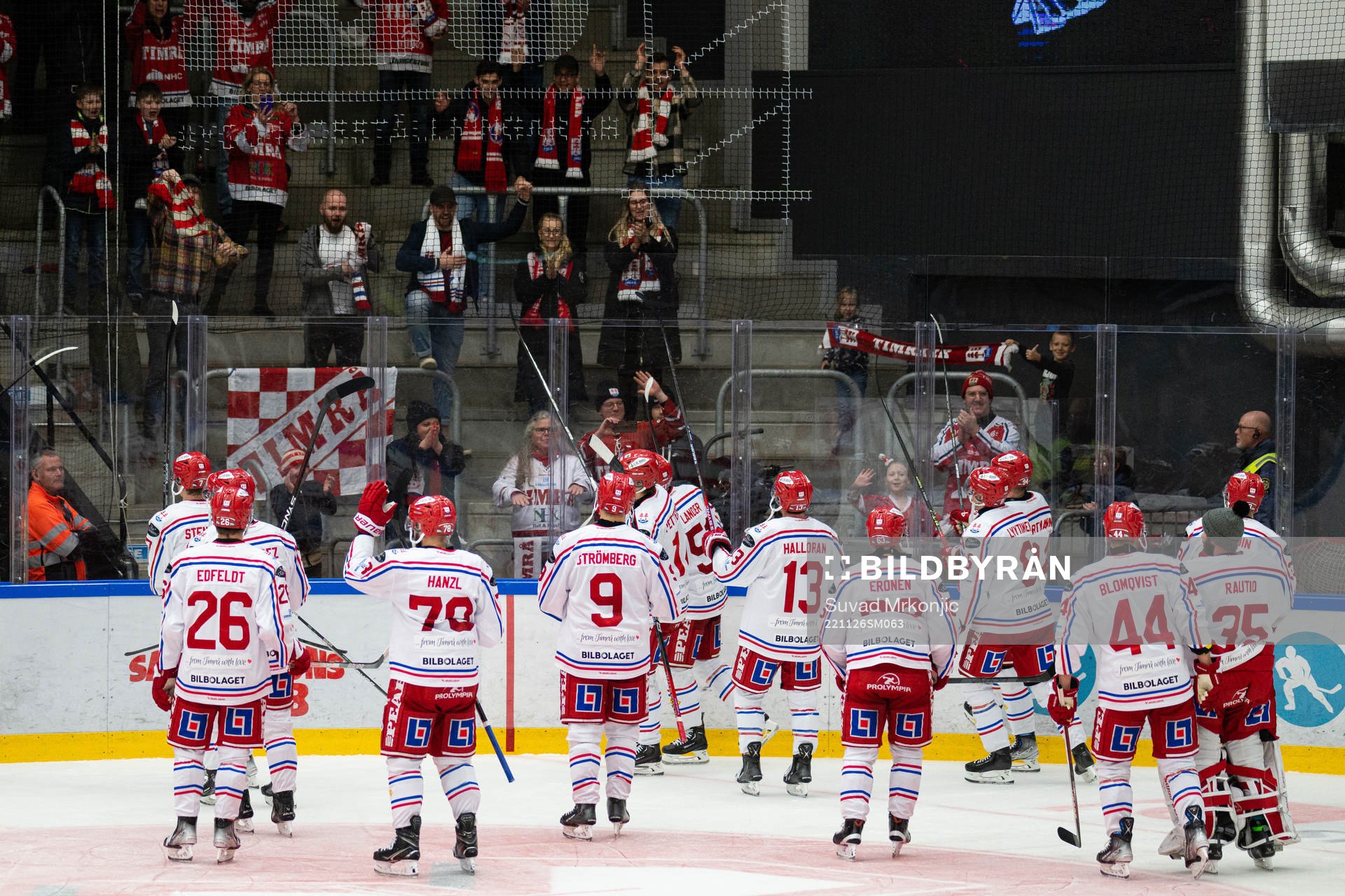 Timrås spelare och supportrar jublar
