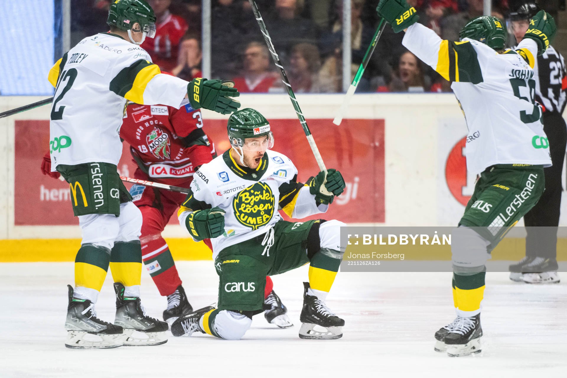 Björklövens Nicholas Schilkey jublar med Scott Pooley och