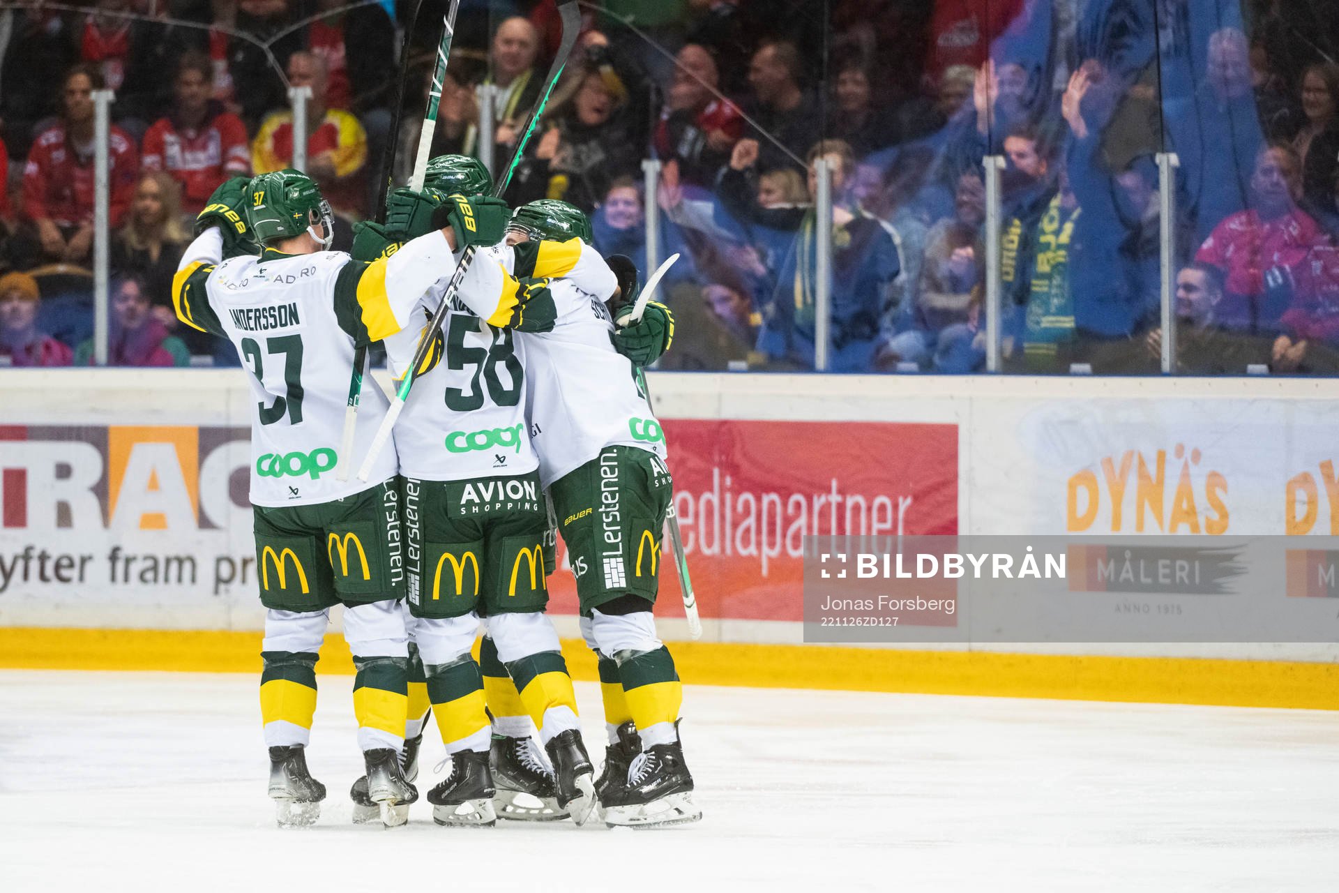 Björklövens Nicholas Schilkey jublar med Scott Pooley och