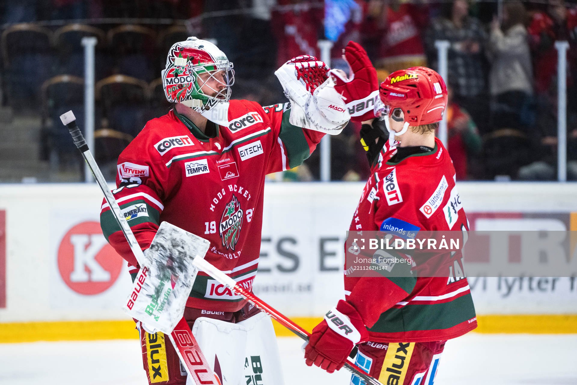 Modos målvakt Krister Gudlevskis och Rihards Marenis jublar