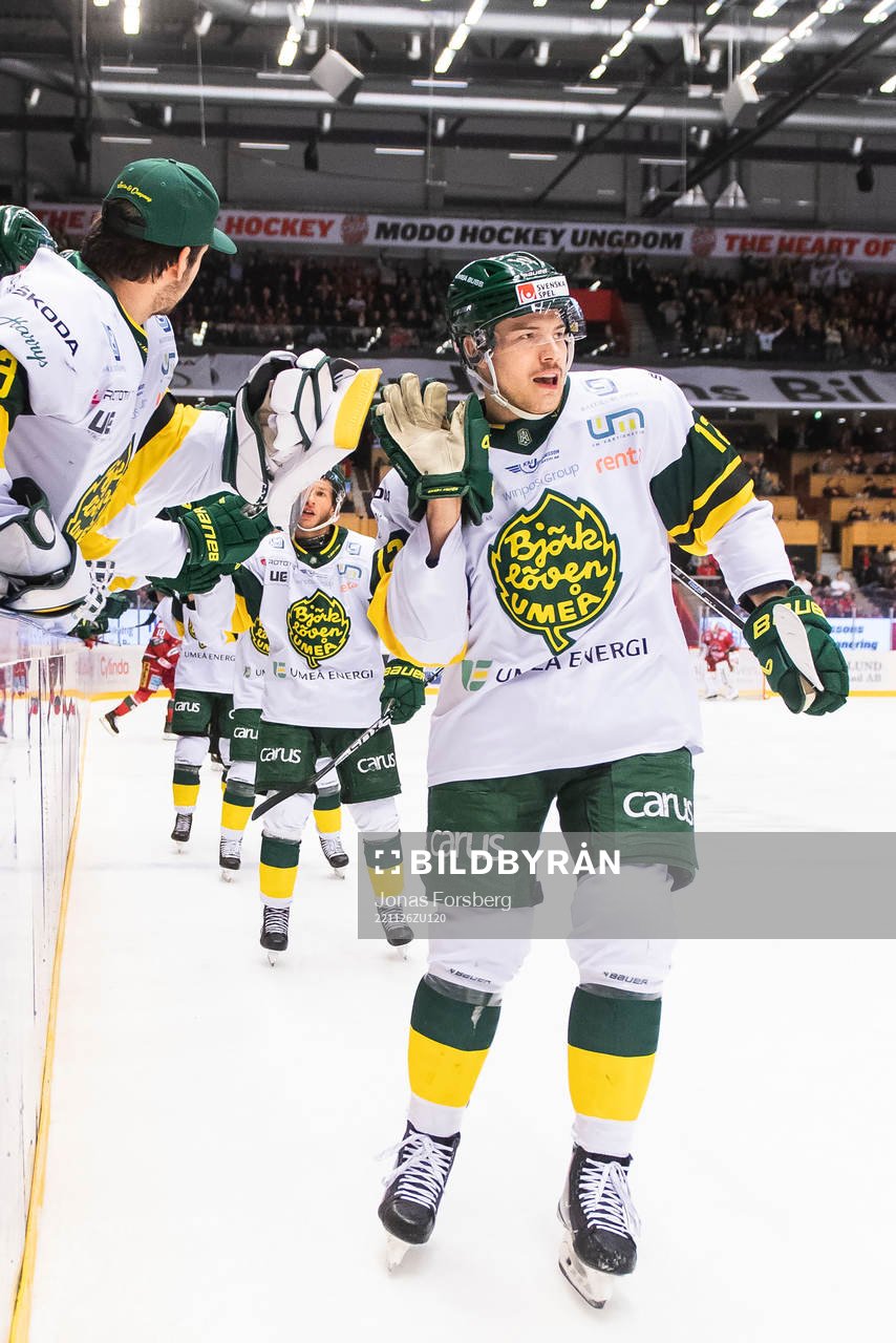 Björklövens Scott Pooley jublar