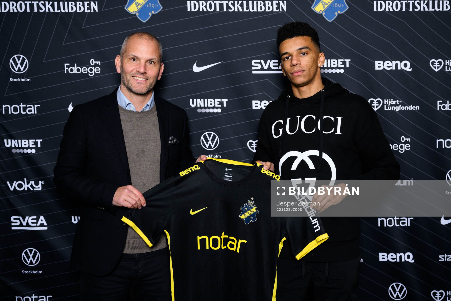 AIK:s klubbdirektör Manuel Lindberg och Rui Modesto poserar för porträtt i samband med att han presenterats som nyförvärv av AIK den 28 november 2022 i Stockholm.