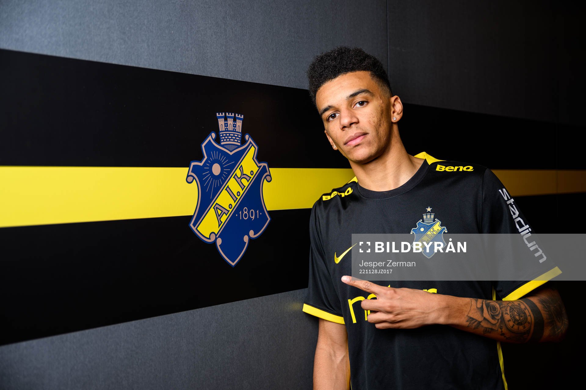 Rui Modesto poserar för porträtt i samband med att han presenterats som nyförvärv av AIK den 28 november 2022 i Stockholm. 