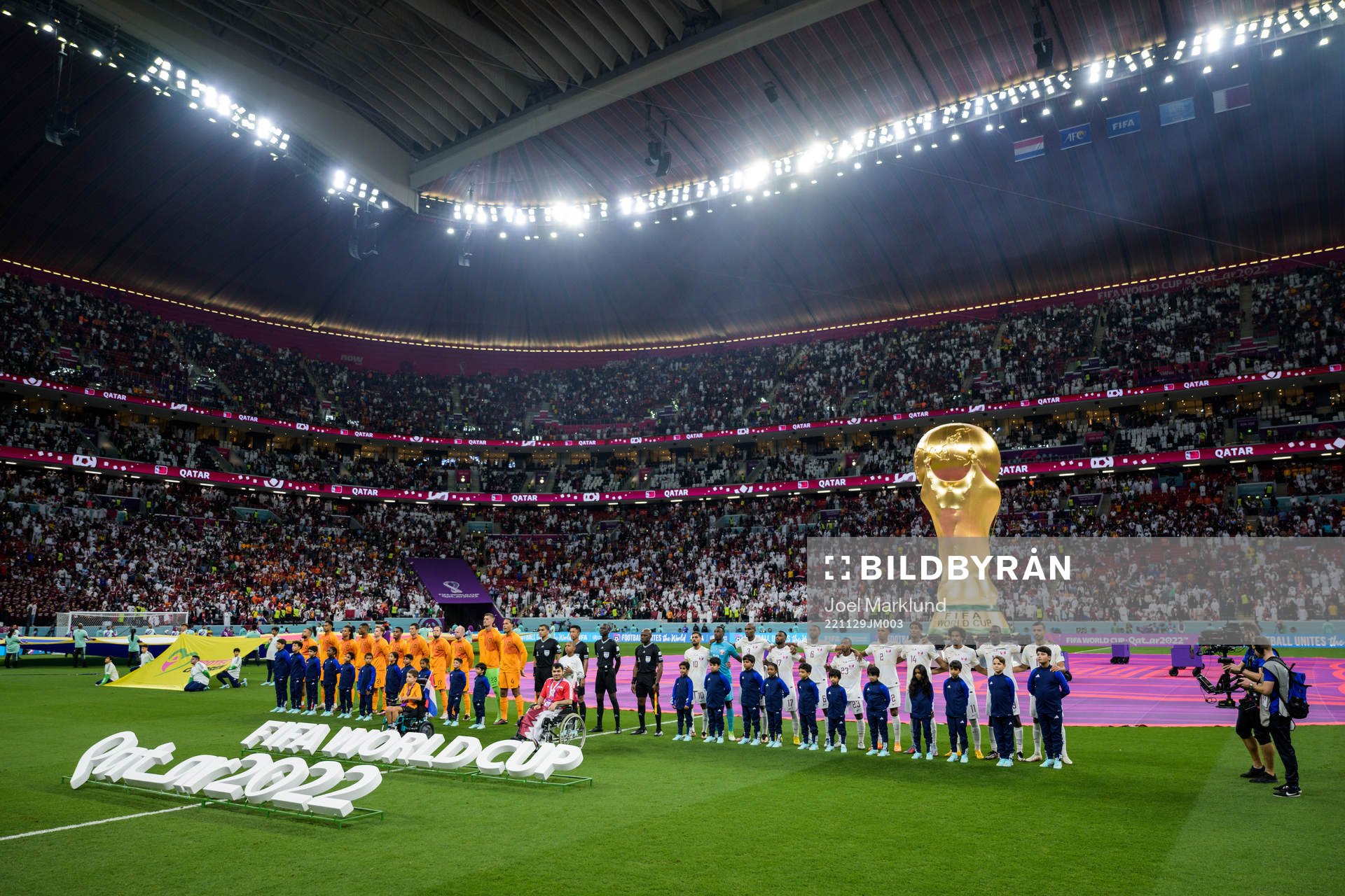 Players of Netherlands and of Qatar line up
