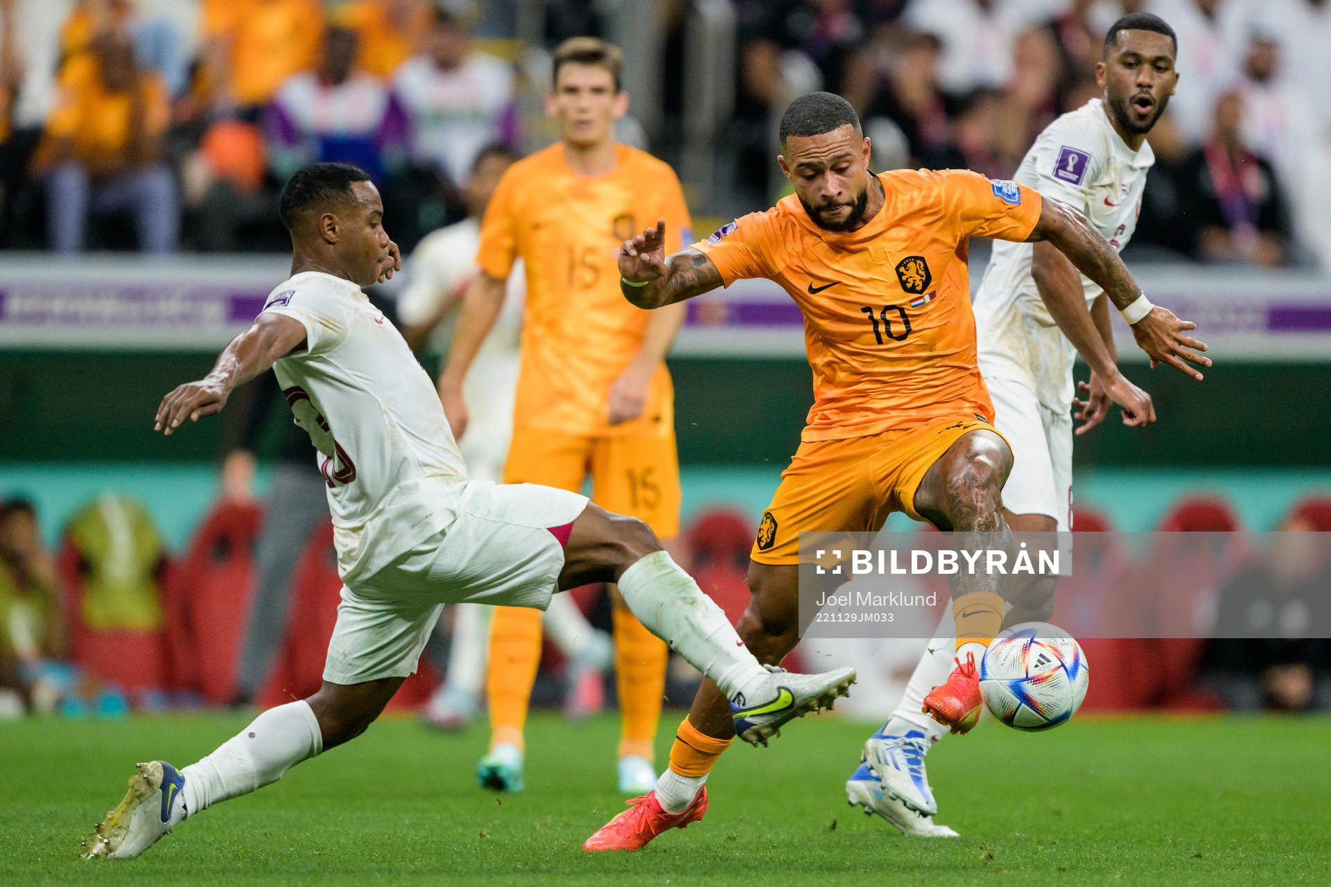 Assim Madibo of Qatar against Memphis Depay of Netherlands