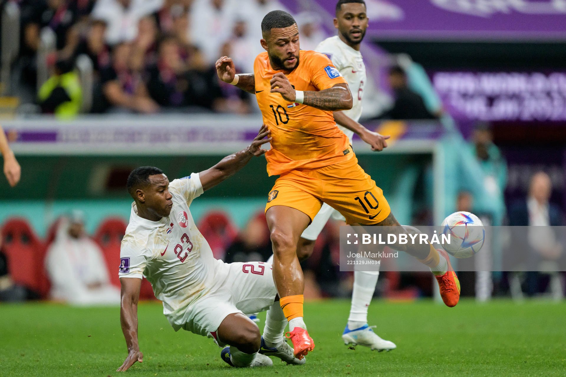 Assim Madibo of Qatar against Memphis Depay of Netherlands