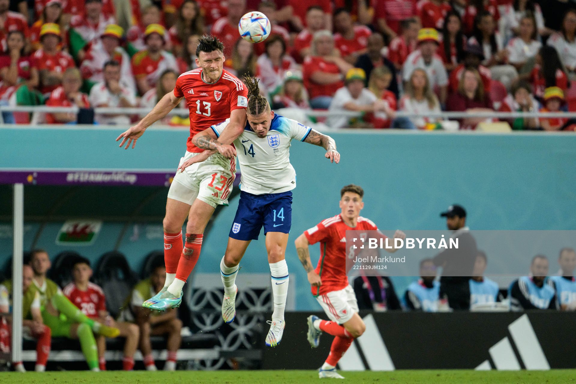 Kieffer Moore of Wales and Kalvin Phillips of England