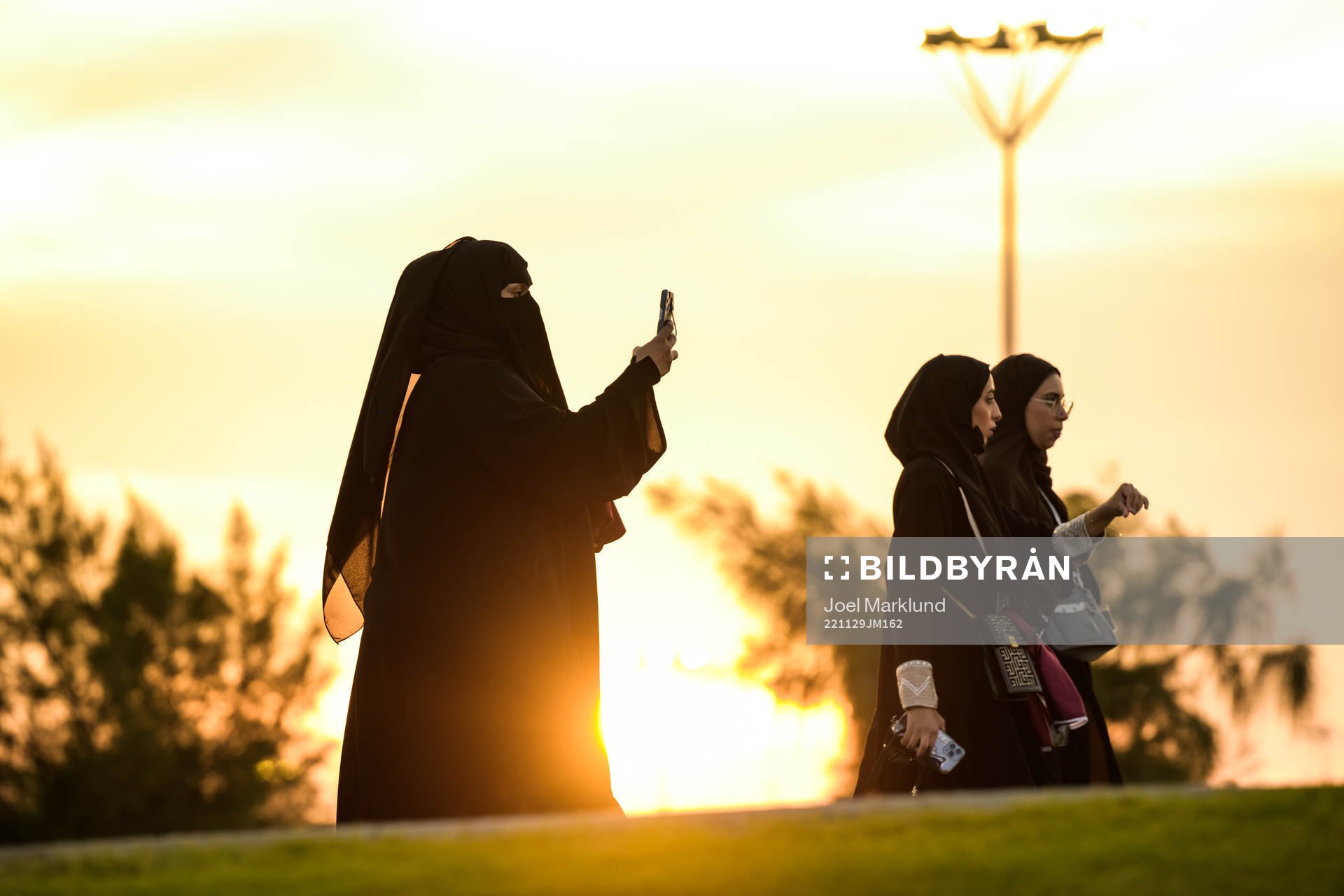 A woman in niqab walks towards the arena