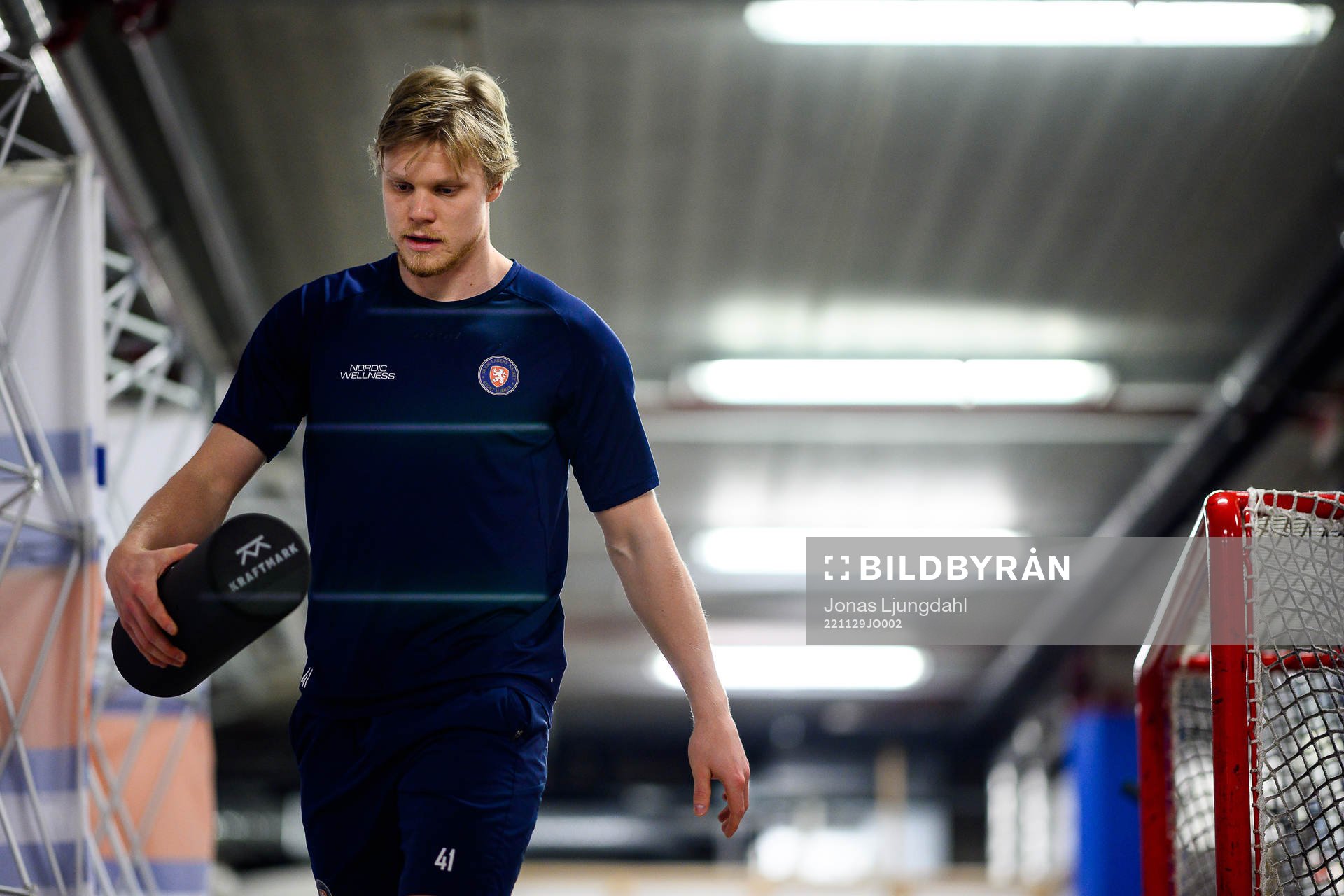 Växjös Ludvig Nilsson värmer upp före ishockeymatchen i