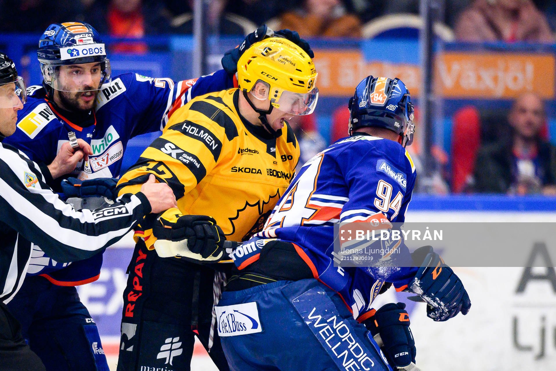 Irriterat mellan Skellefteås Pär Lindholm och Växjös