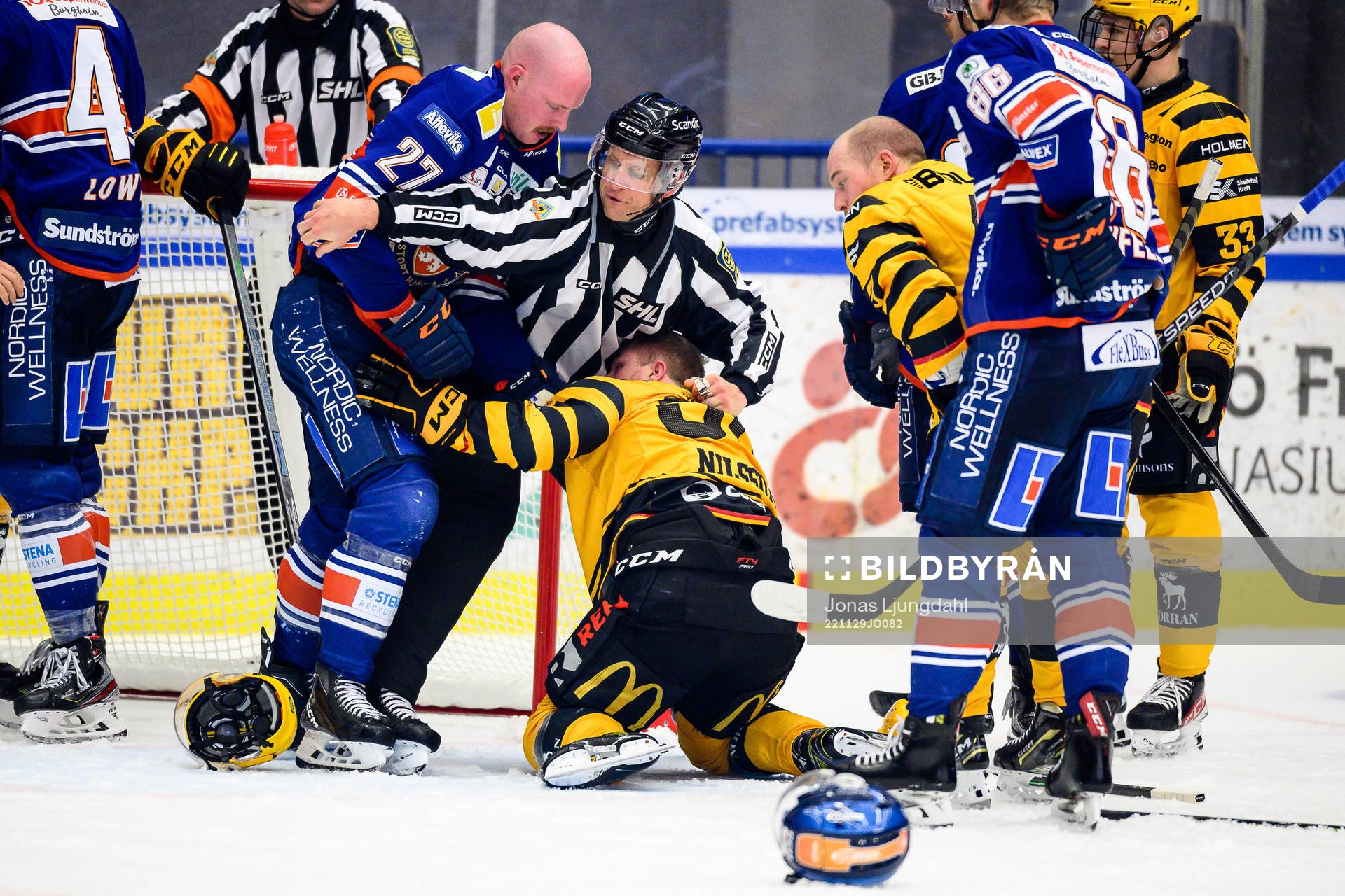 Linjedomare Rickard Nilsson går mellan Växjös Martin