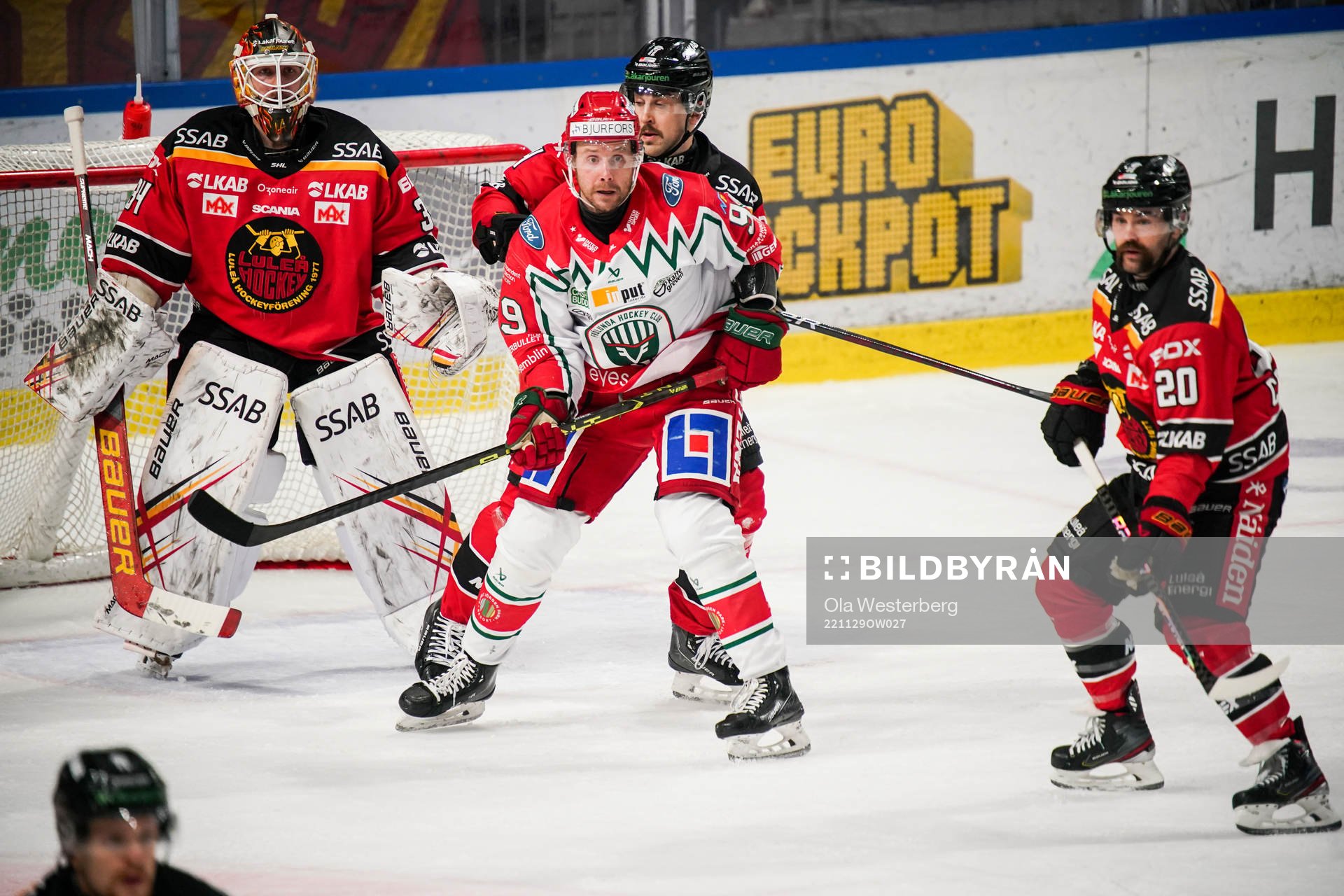 Frölundas Jan Mursak och Luleås målvakt Joel Lassinantti