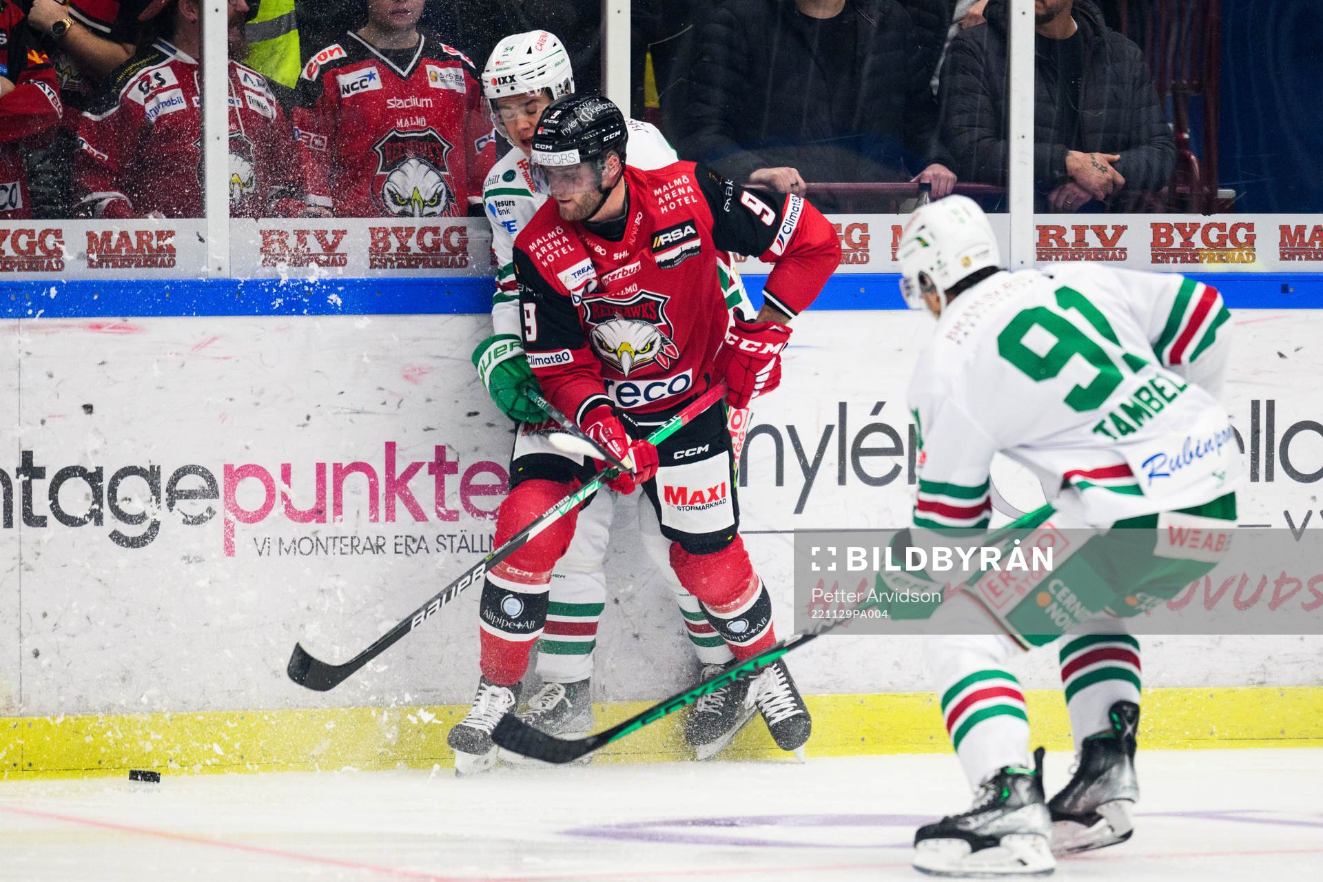 Rögles William Wallinder och Malmö Redhawks Kim Rosdahl