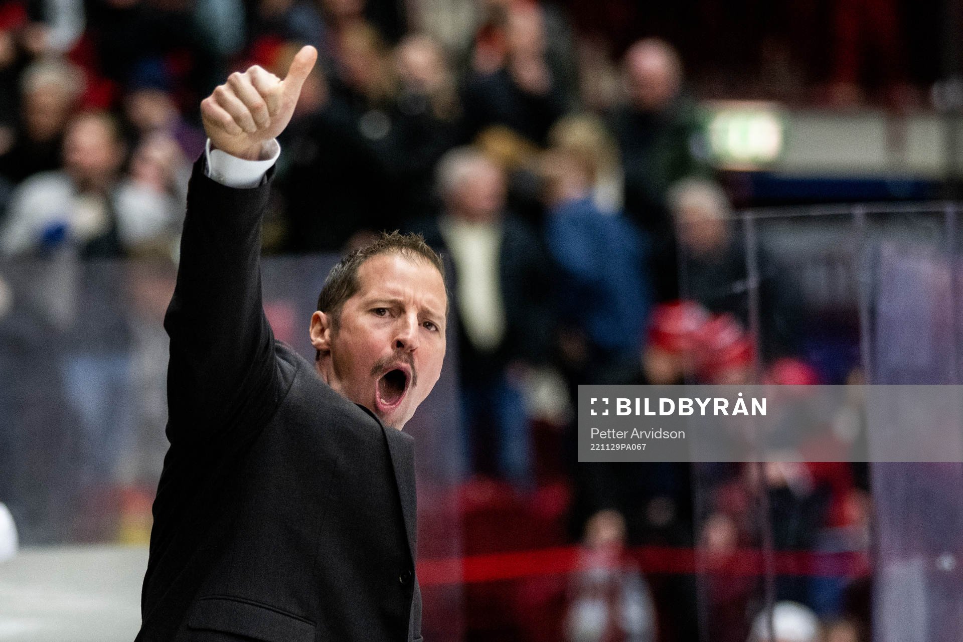 Rögles tränare Cam Abbott jublar