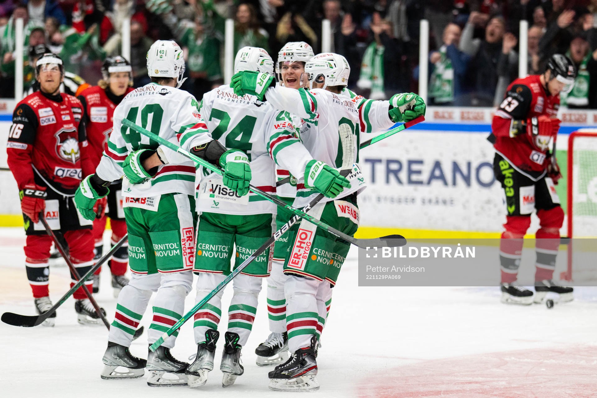 Rögles Marco Kasper jublar med lagkamrater