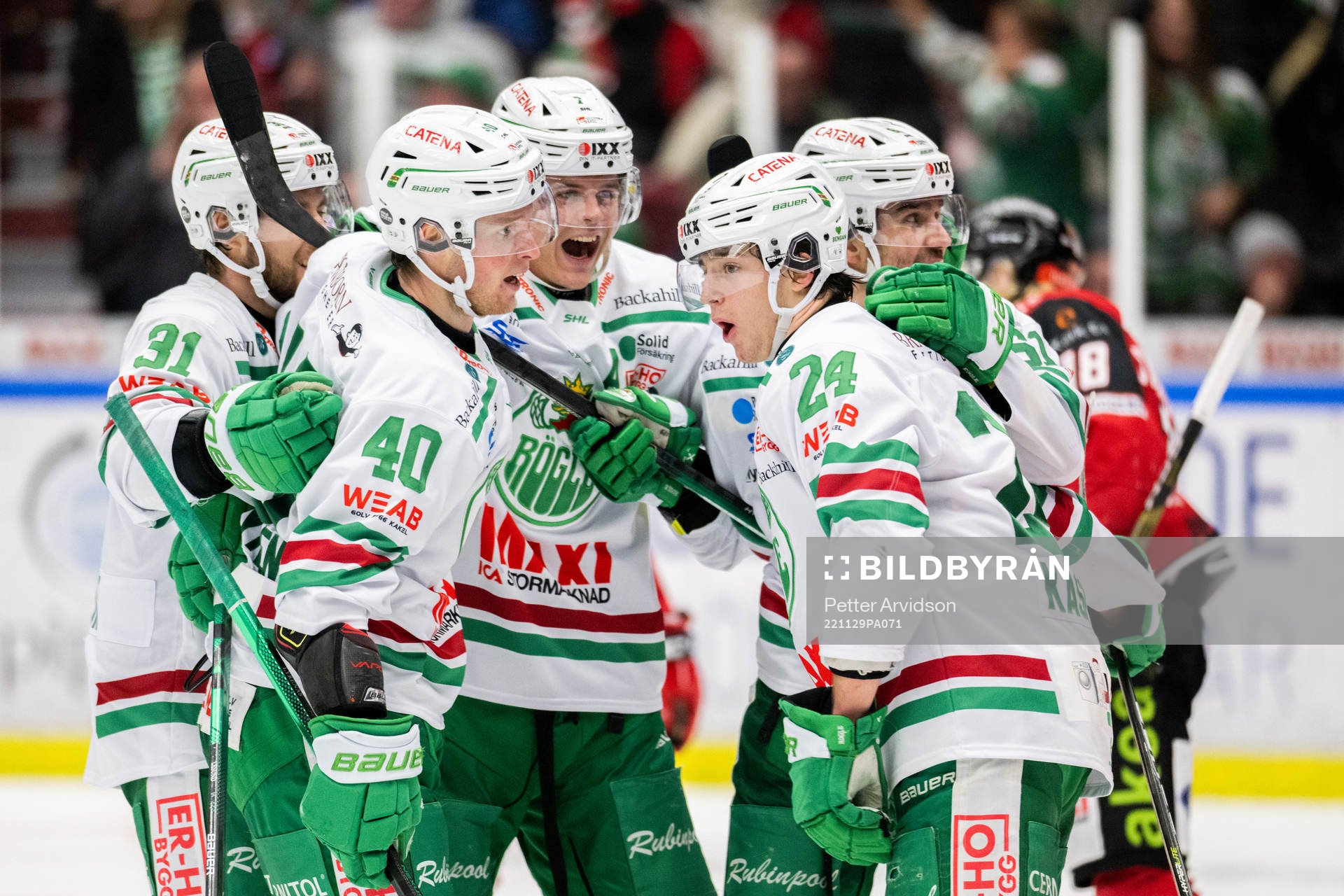 Rögles Marco Kasper jublar med lagkamrater