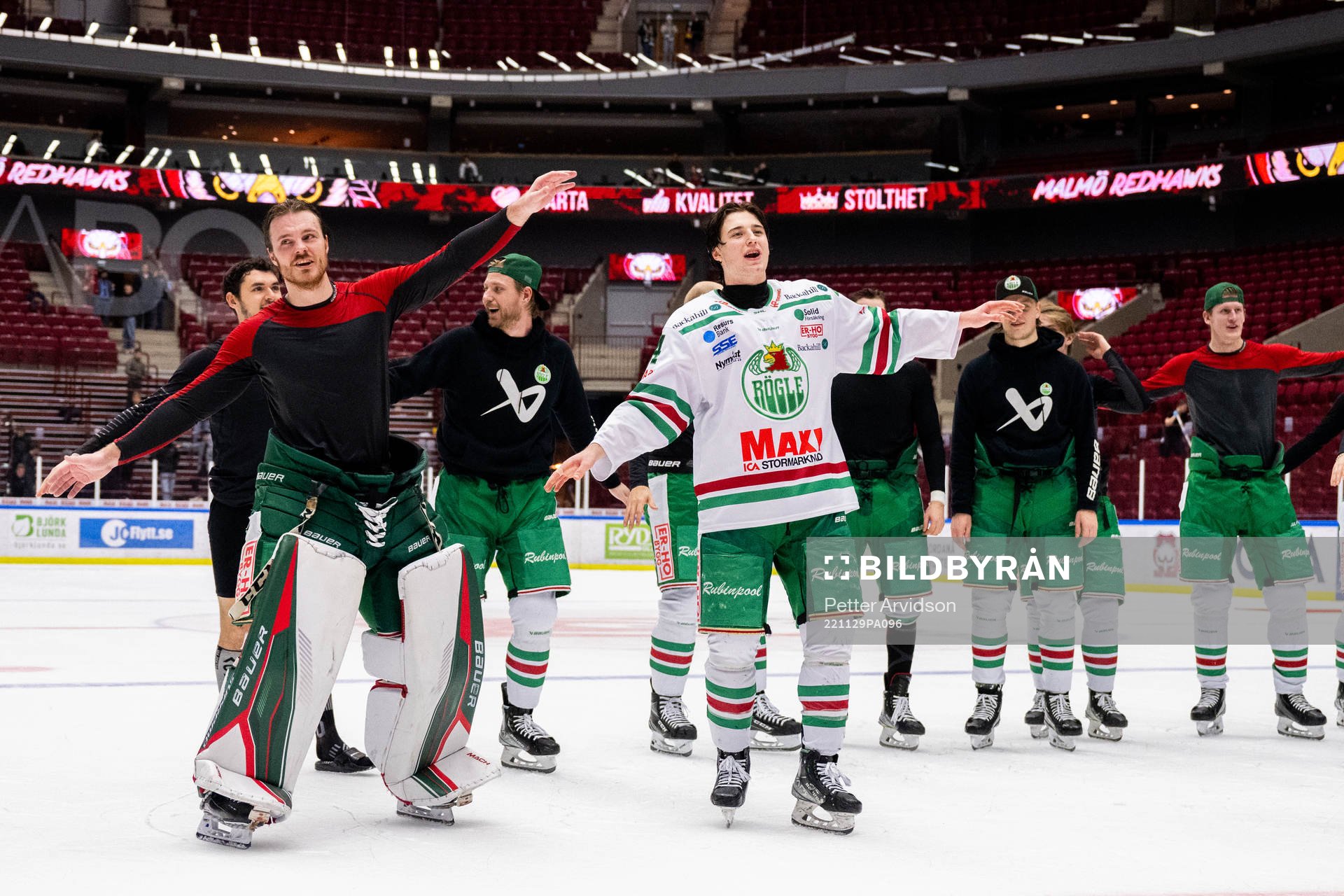 Rögles målvakt Christoffer Rifalk och Marco Kasper jublar