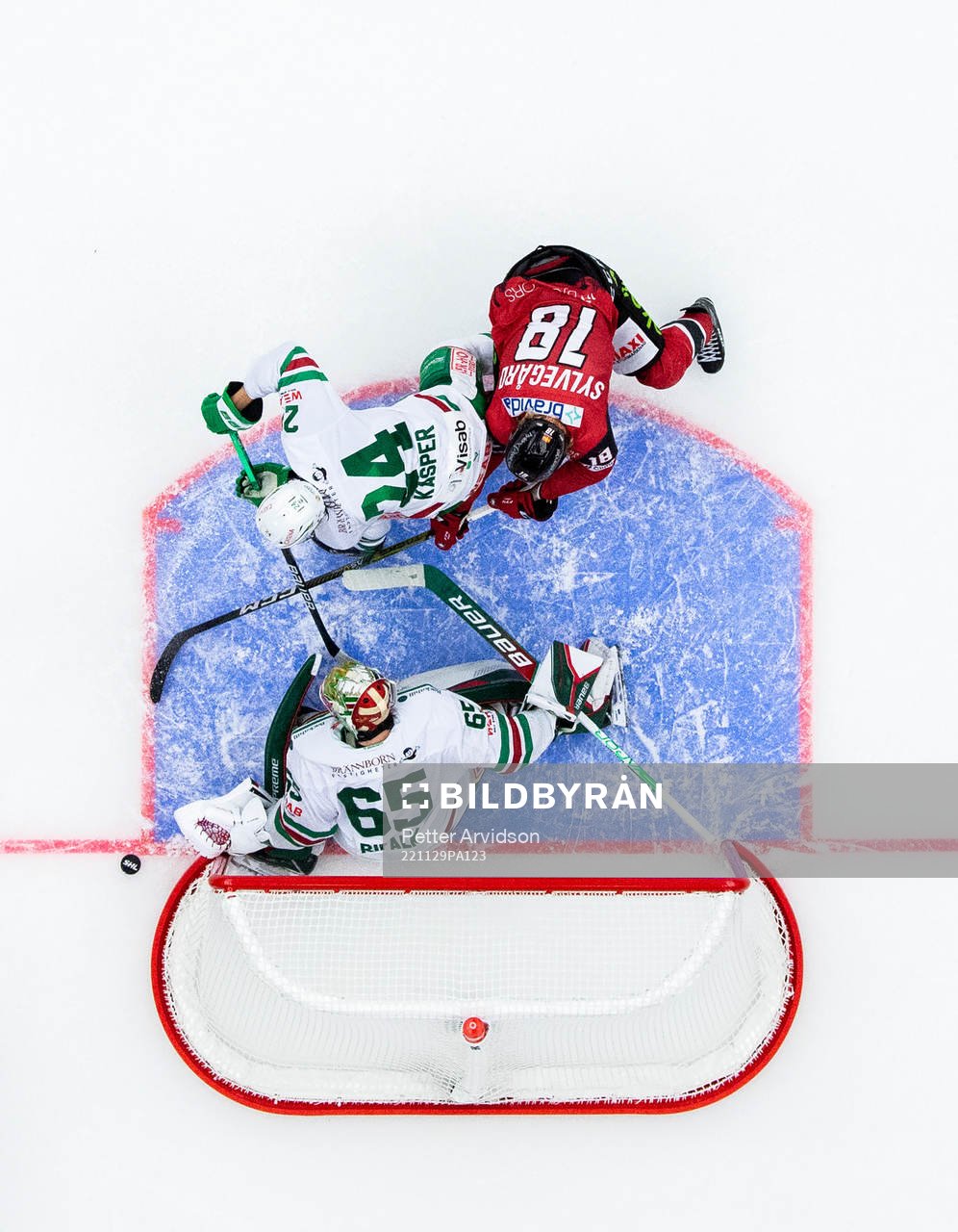 Malmö Redhawks Marcus Sylvegård oroar mot Rögles Marco