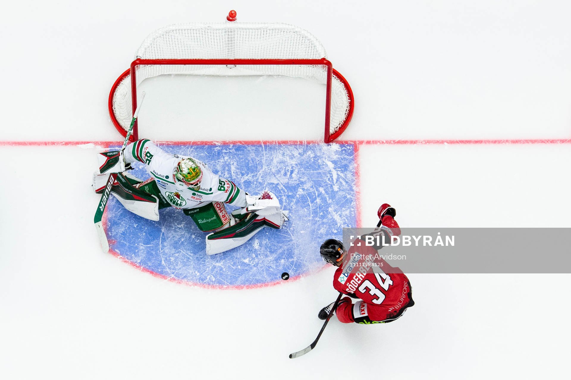 Malmö Redhawks Carl Söderberg oroar mot Rögles målvakt