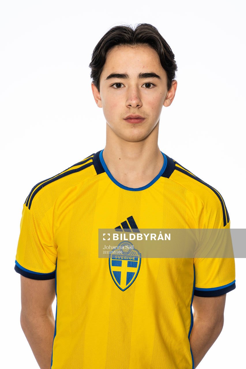 Neo Linden poserar för ett porträtt under en fotografering med det svenska P16-landslaget i fotboll den 29 november 2022 i Stockholm. 