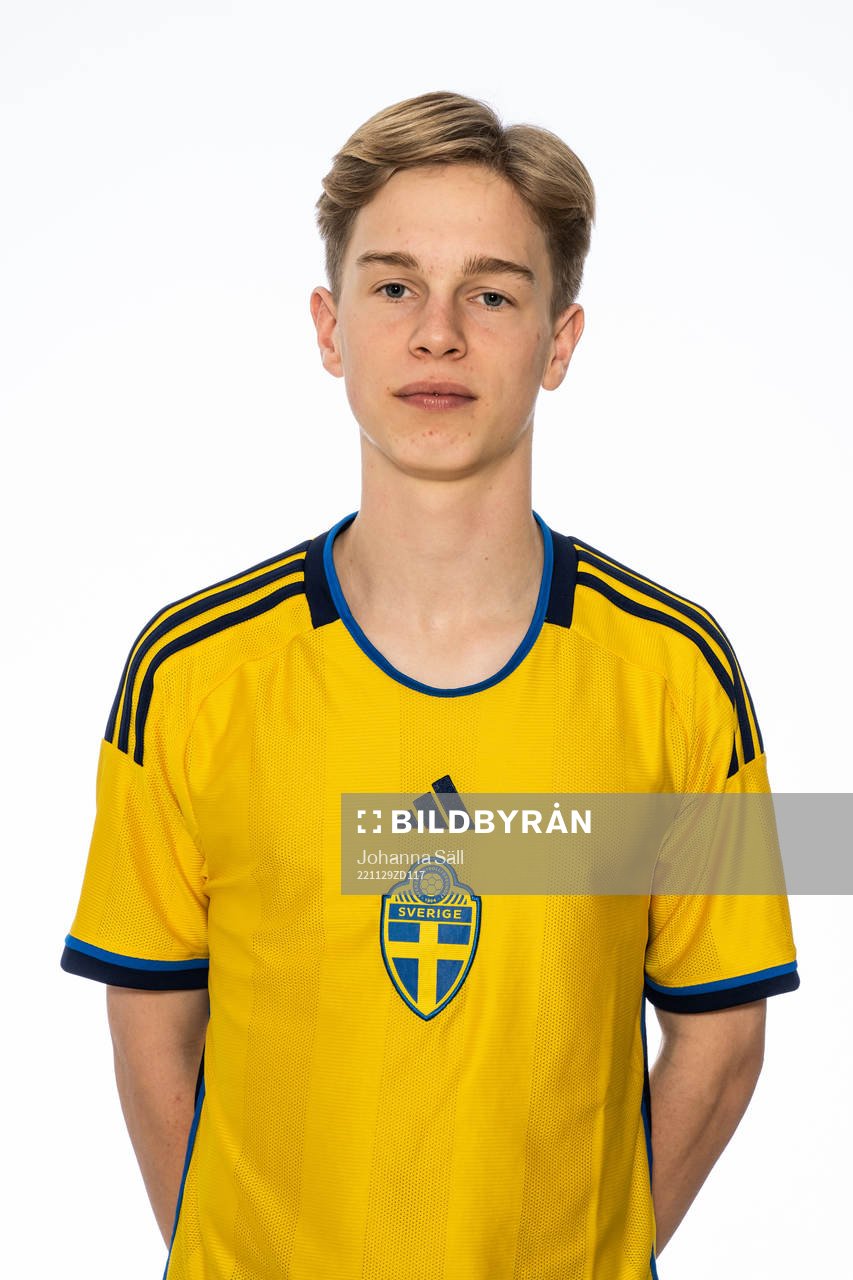 Oscar Steinke Brånby poserar för ett porträtt under en fotografering med det svenska P16-landslaget i fotboll den 29 november 2022 i Stockholm. 