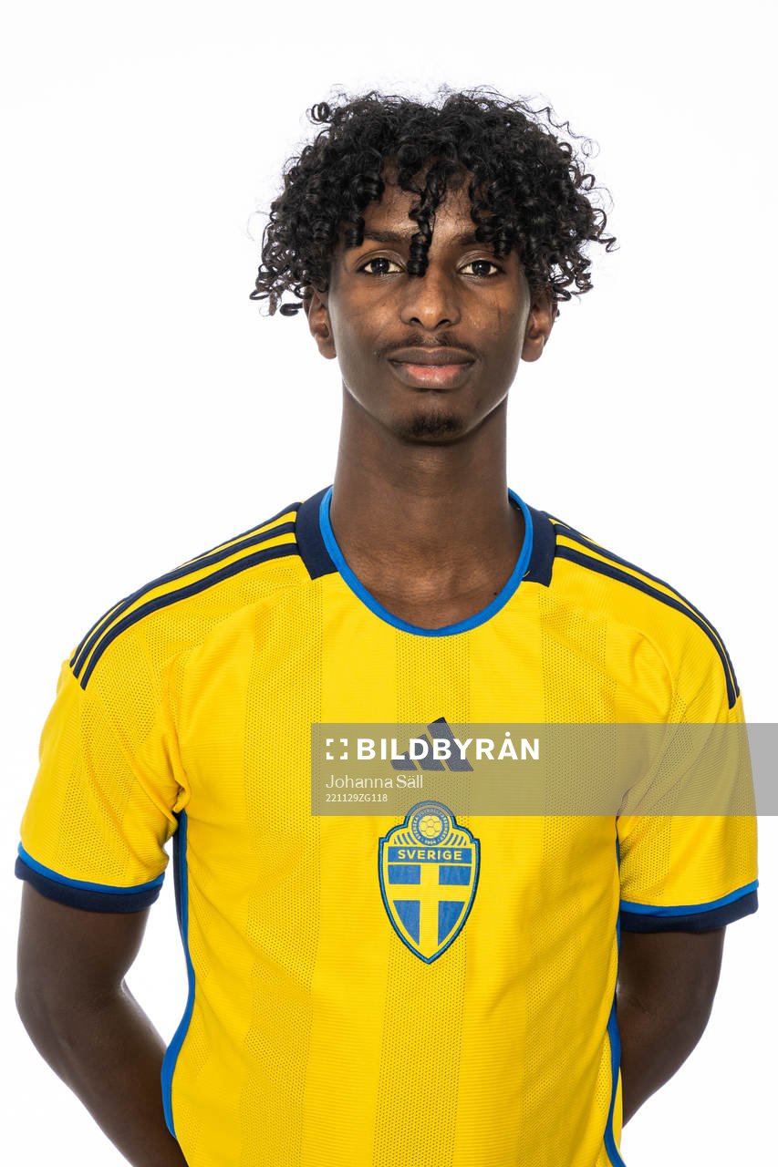 Abdifatah Mohamed Muse poserar för ett porträtt under en fotografering med det svenska P16-landslaget i fotboll den 29 november 2022 i Stockholm. 