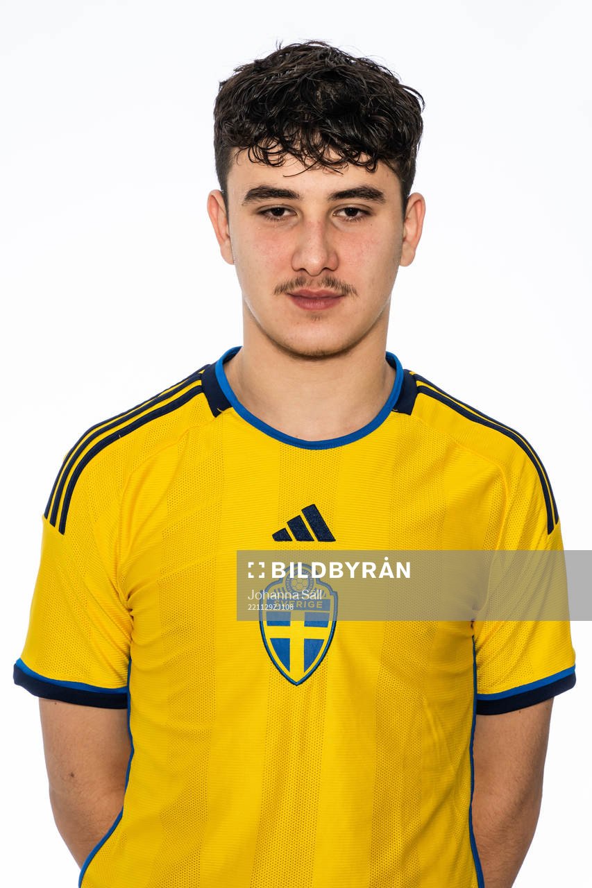 Simeon Jovanovski poserar för ett porträtt under en fotografering med det svenska P16-landslaget i fotboll den 29 november 2022 i Stockholm. 