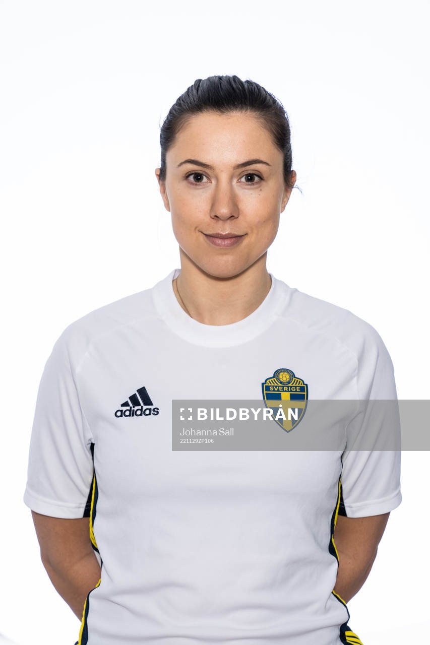 Oda Lindahl Schei poserar för ett porträtt under en fotografering med det svenska P16-landslaget i fotboll den 29 november 2022 i Stockholm. 