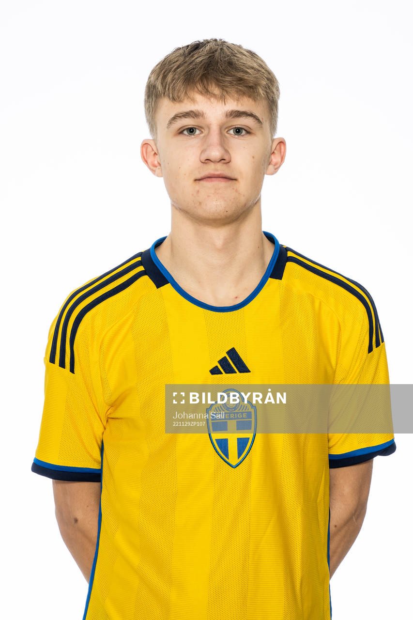 Isak Snygg poserar för ett porträtt under en fotografering med det svenska P16-landslaget i fotboll den 29 november 2022 i Stockholm. 