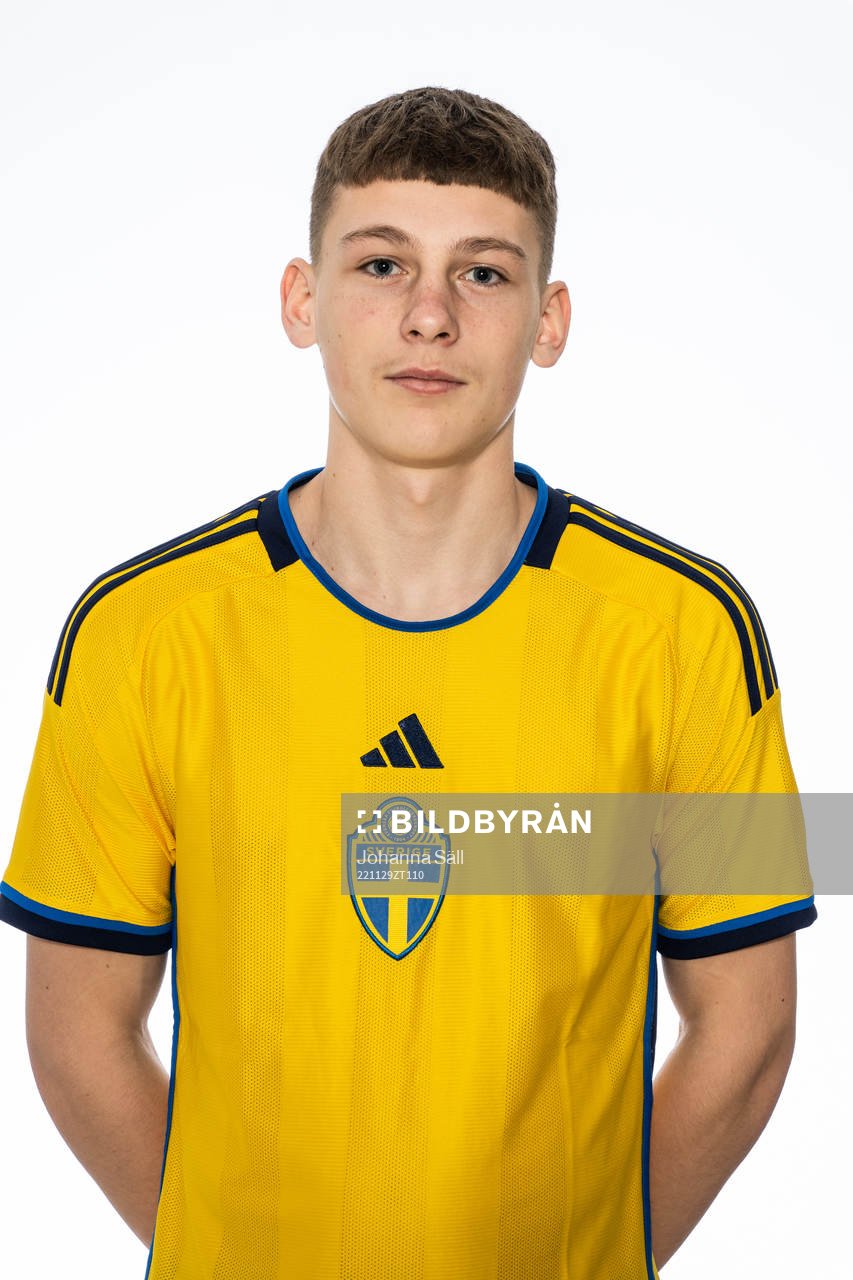 Albert Modig poserar för ett porträtt under en fotografering med det svenska P16-landslaget i fotboll den 29 november 2022 i Stockholm. 