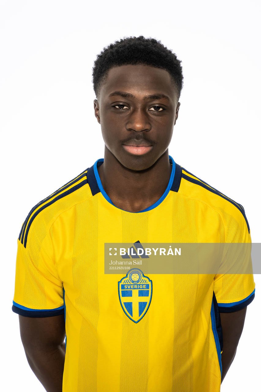 Bilal Fousseni poserar för ett porträtt under en fotografering med det svenska P16-landslaget i fotboll den 29 november 2022 i Stockholm. 