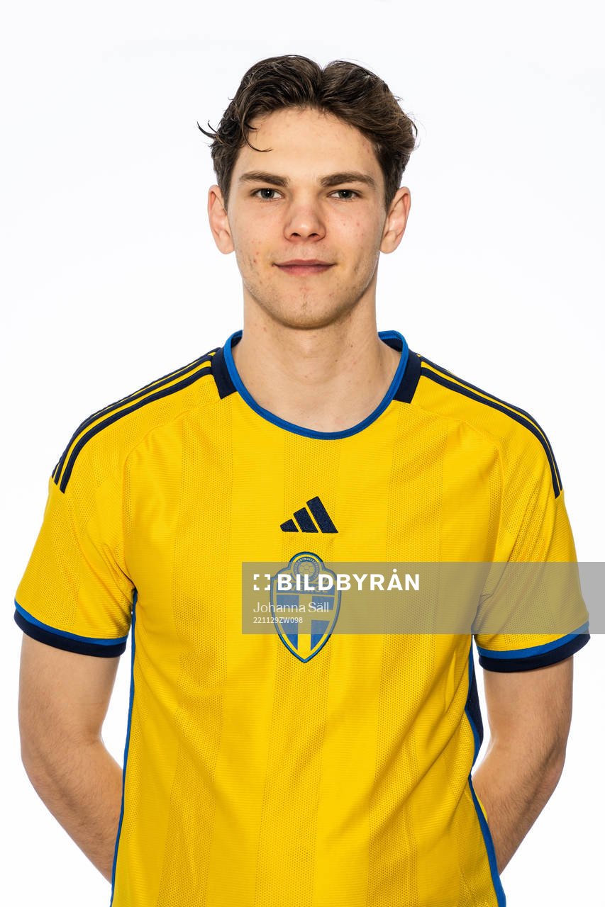 Philip Rolke poserar för ett porträtt under en fotografering med det svenska P16-landslaget i fotboll den 29 november 2022 i Stockholm. 