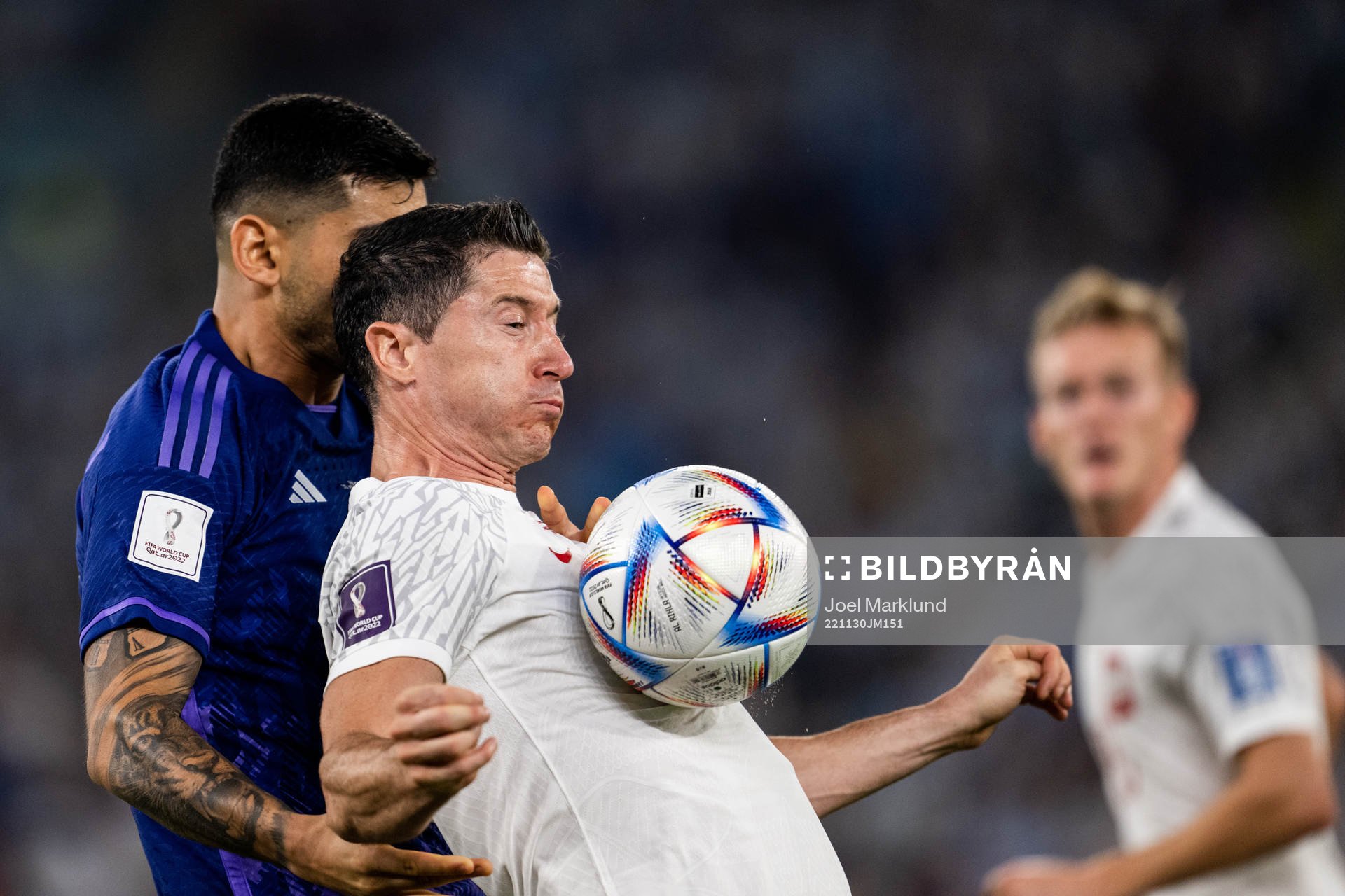 Nahuel Molina of Argentina and Robert Lewandowski of Poland