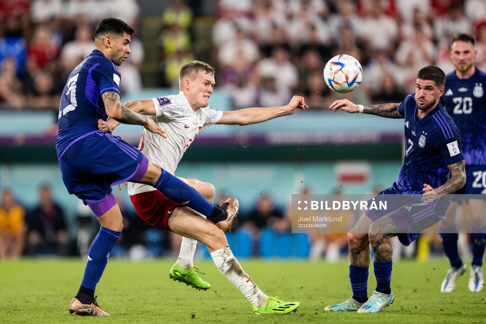 Cristian Romero and Rodrigo de Paul of Argentina against