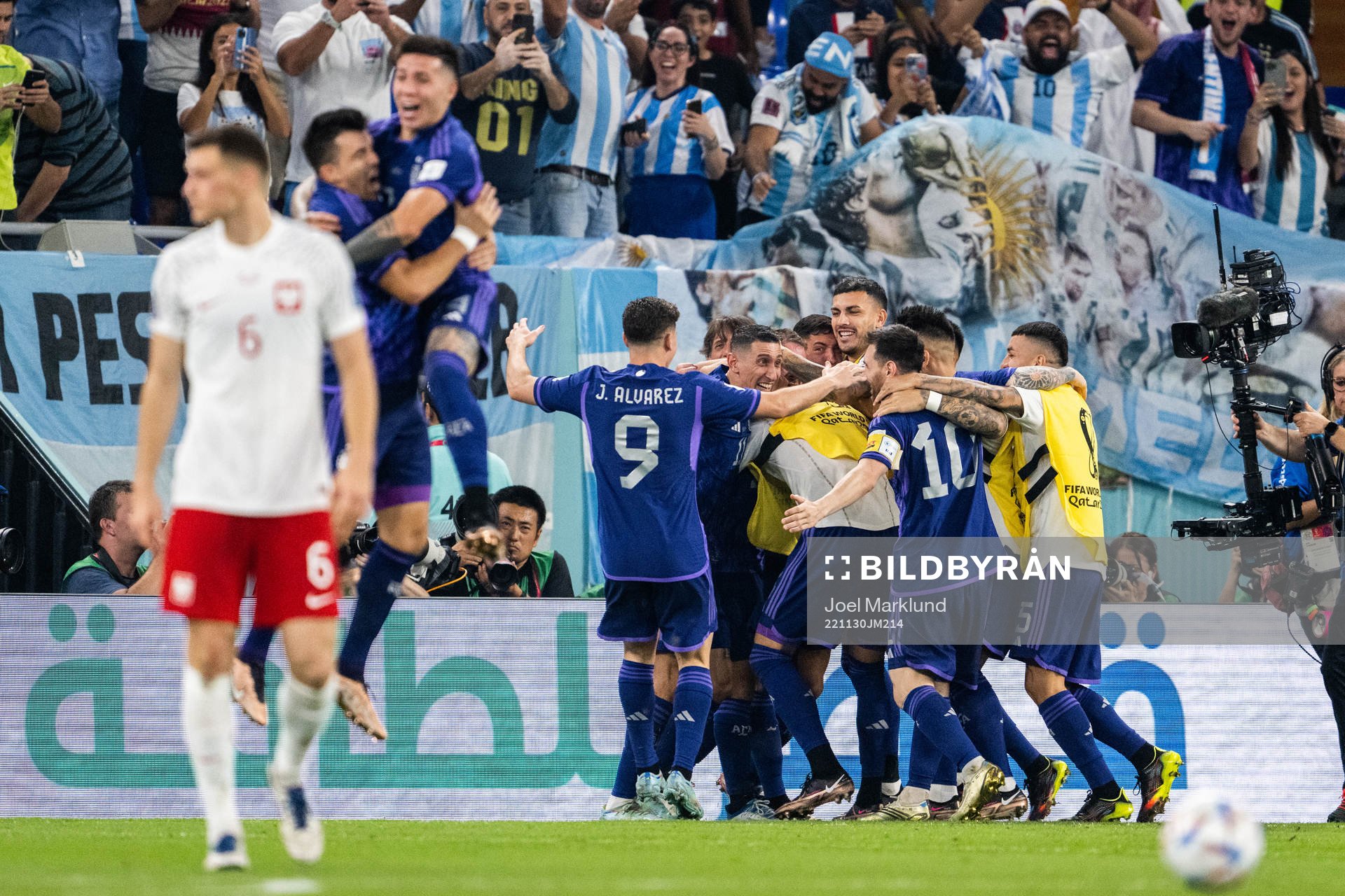 Alexis Mac Allister of Argentina celebrate with team mates