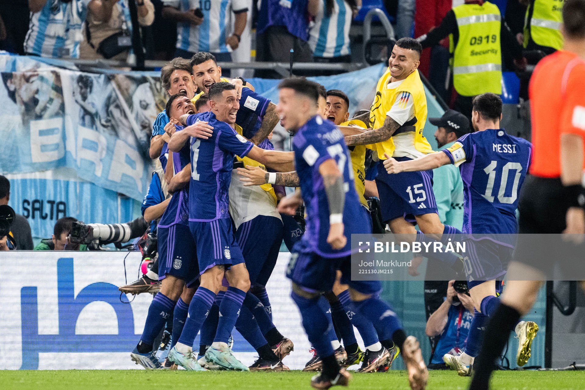 Alexis Mac Allister of Argentina celebrate with team mates