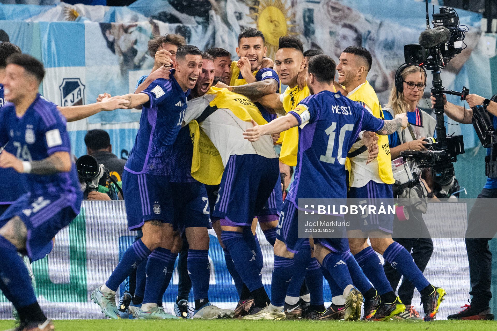 Alexis Mac Allister of Argentina celebrate with team mates