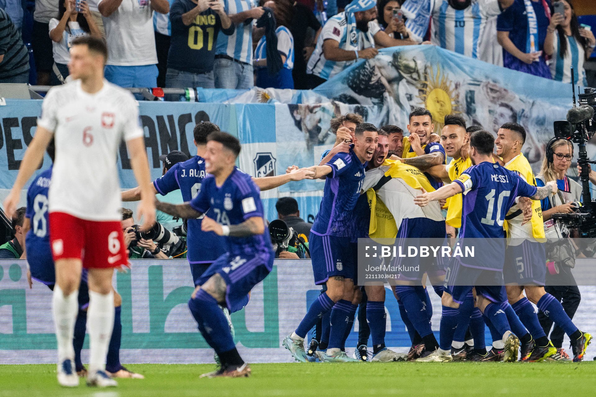 Alexis Mac Allister of Argentina celebrate with team mates