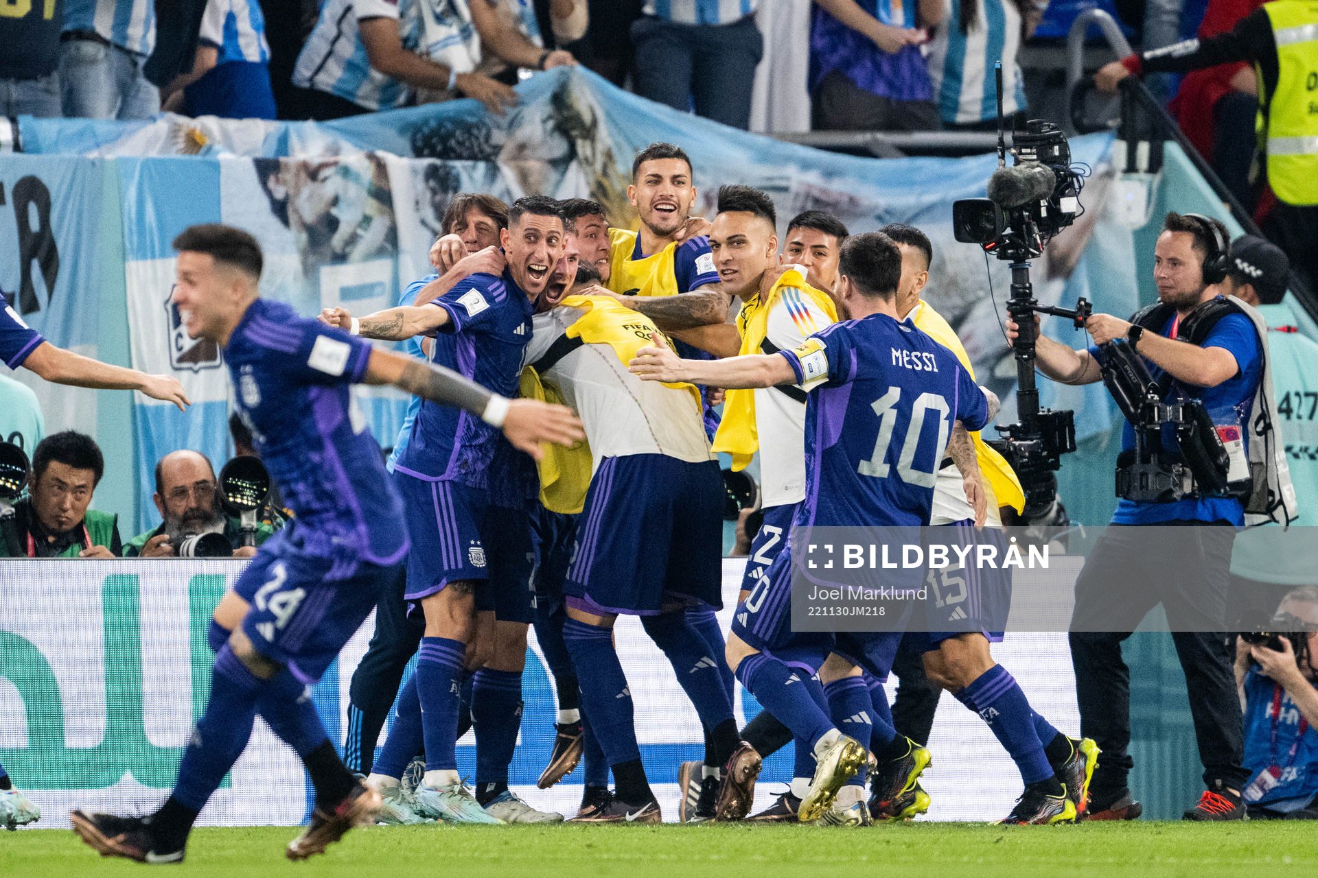 Alexis Mac Allister of Argentina celebrate with team mates