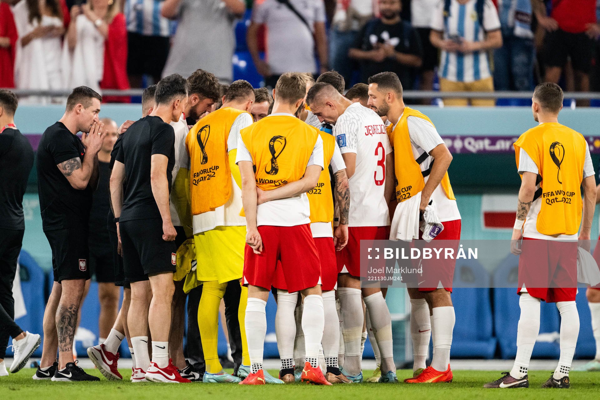Players of Poland follows the Saudi Arabia - Mexico game after the FIFA World Cup 2022 football match between Poland and Argentina on November 30, 2022 in Doha. 