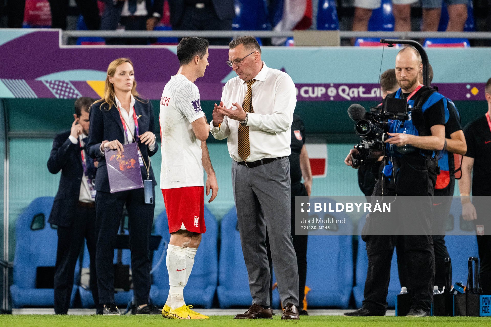 Robert Lewandowski and head coach Czeslaw Michniewicz of Poland after the FIFA World Cup 2022 football match between Poland and Argentina on November 30, 2022 in Doha.