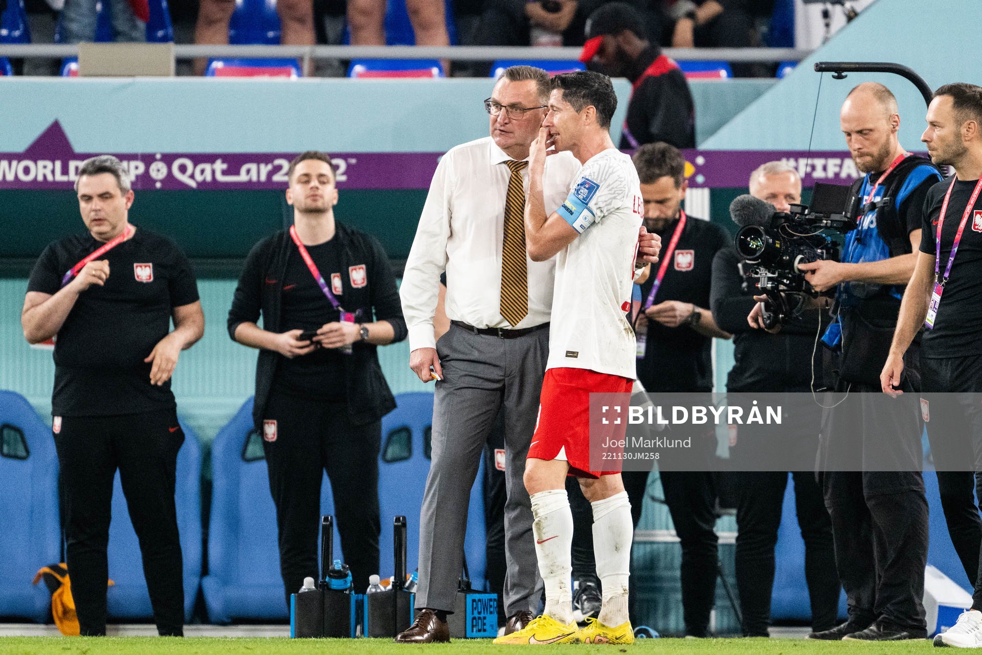 Head coach Czeslaw Michniewicz and Robert Lewandowski of