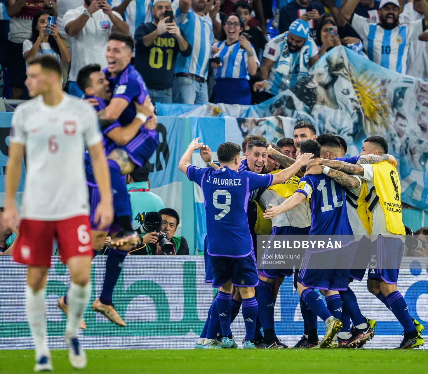 Players of Argentina celebrate the 0-1 goal from Alexis Mac Allister during the FIFA World Cup 2022 football match between Poland and Argentina on November 30, 2022 in Doha.