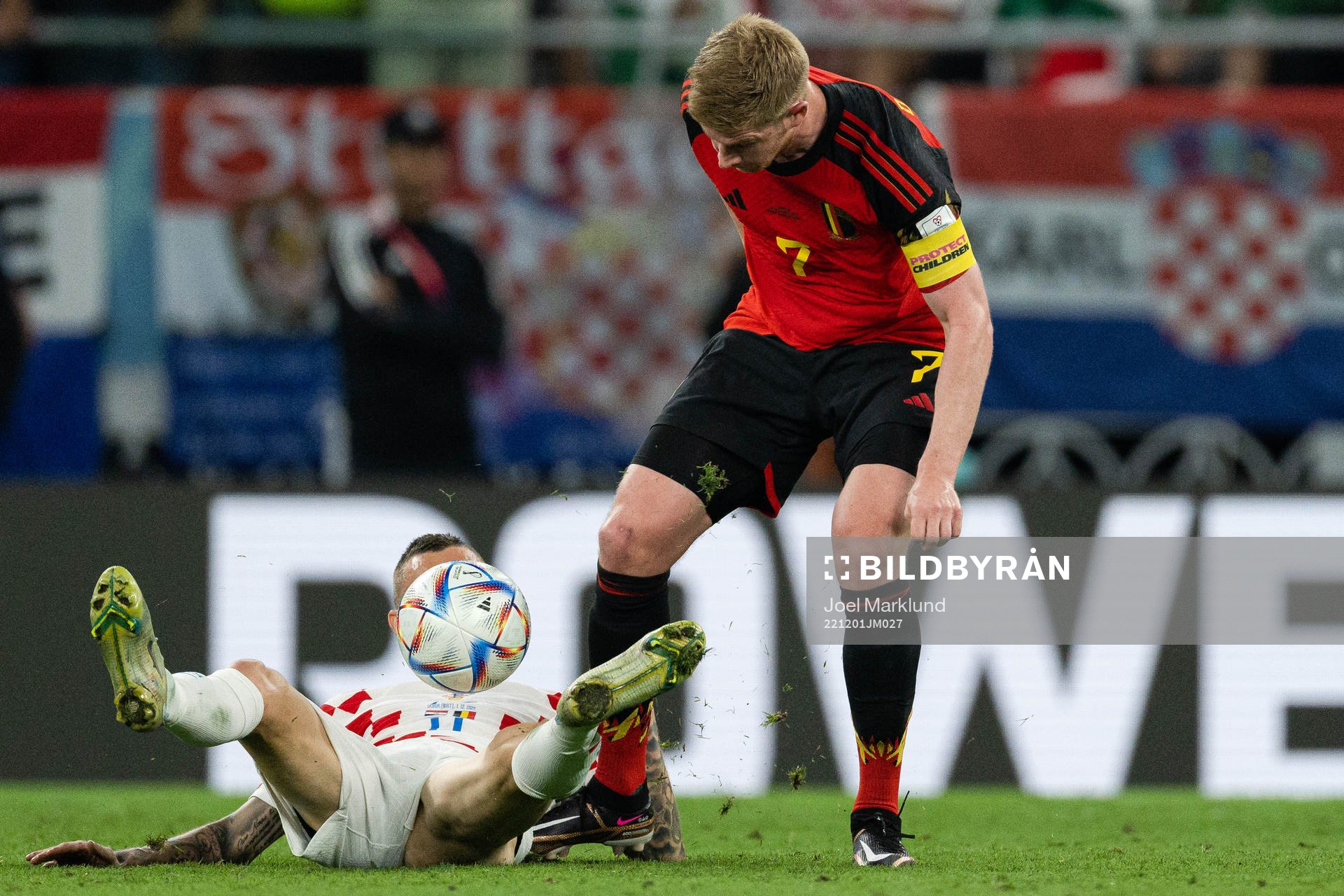 Marcelo Brozovic of Croatia and Kevin de Bruyne of Belgium