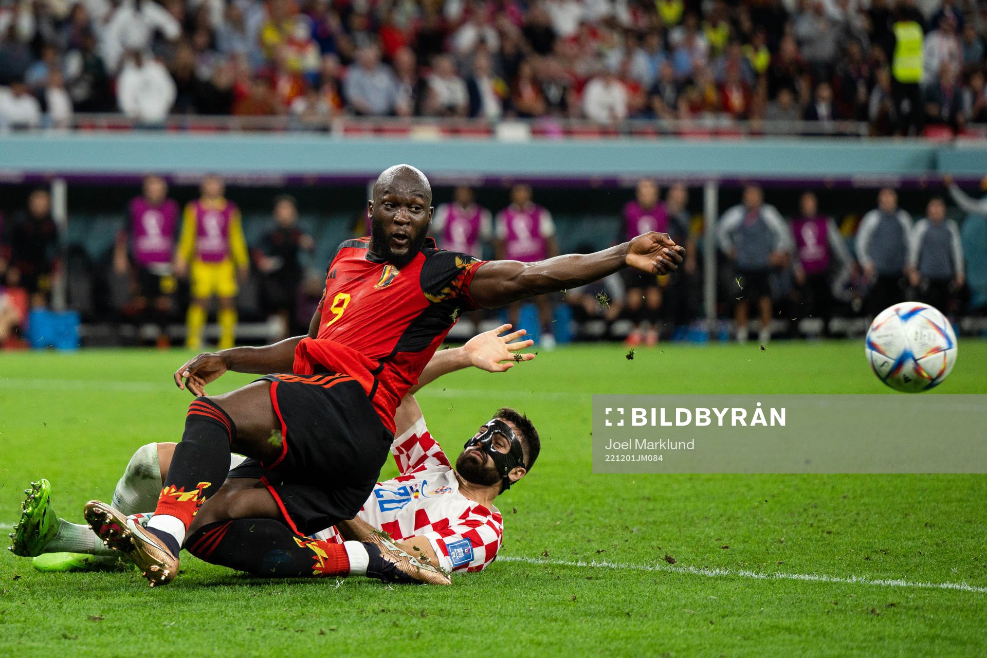 Romelu Lukaku of Belgium and Josko Gvardiol of Croatia